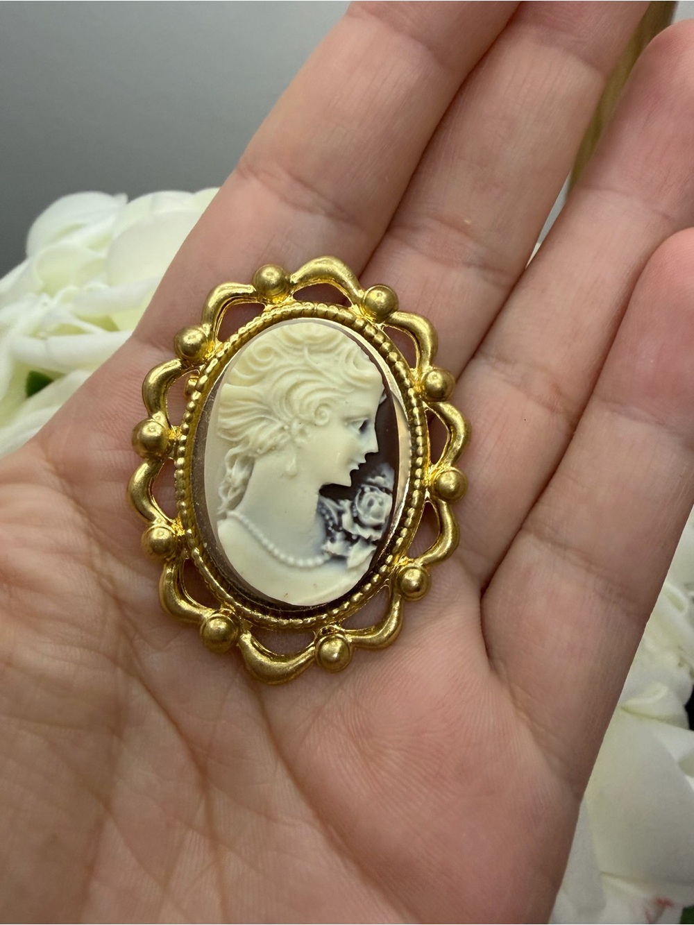 Vintage Gold-Tone Cameo Brooch Pin - Cream and Gold